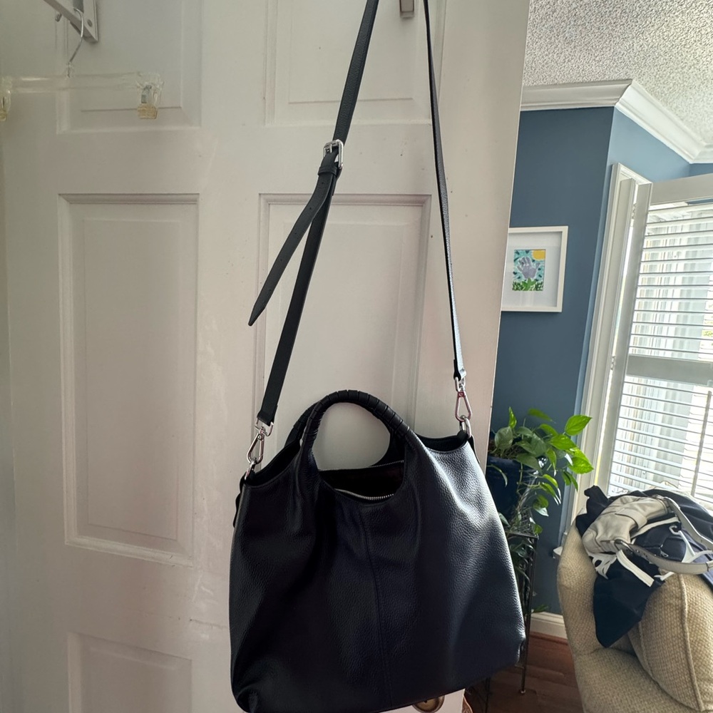 Elegant Blue Shoulder Bag with Spacious Interior